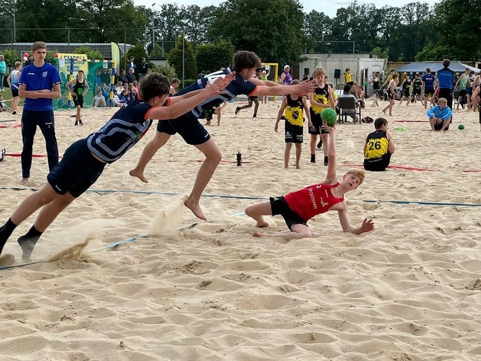 Duikactie tijdens een beachhandbalwedstrijd