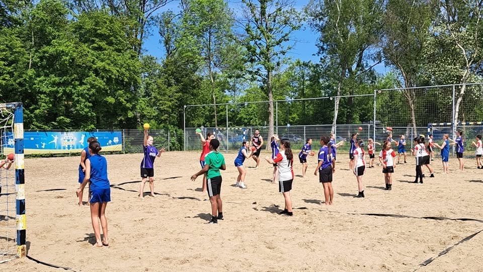 Jeugdteams spelen op het beachhandbalveld