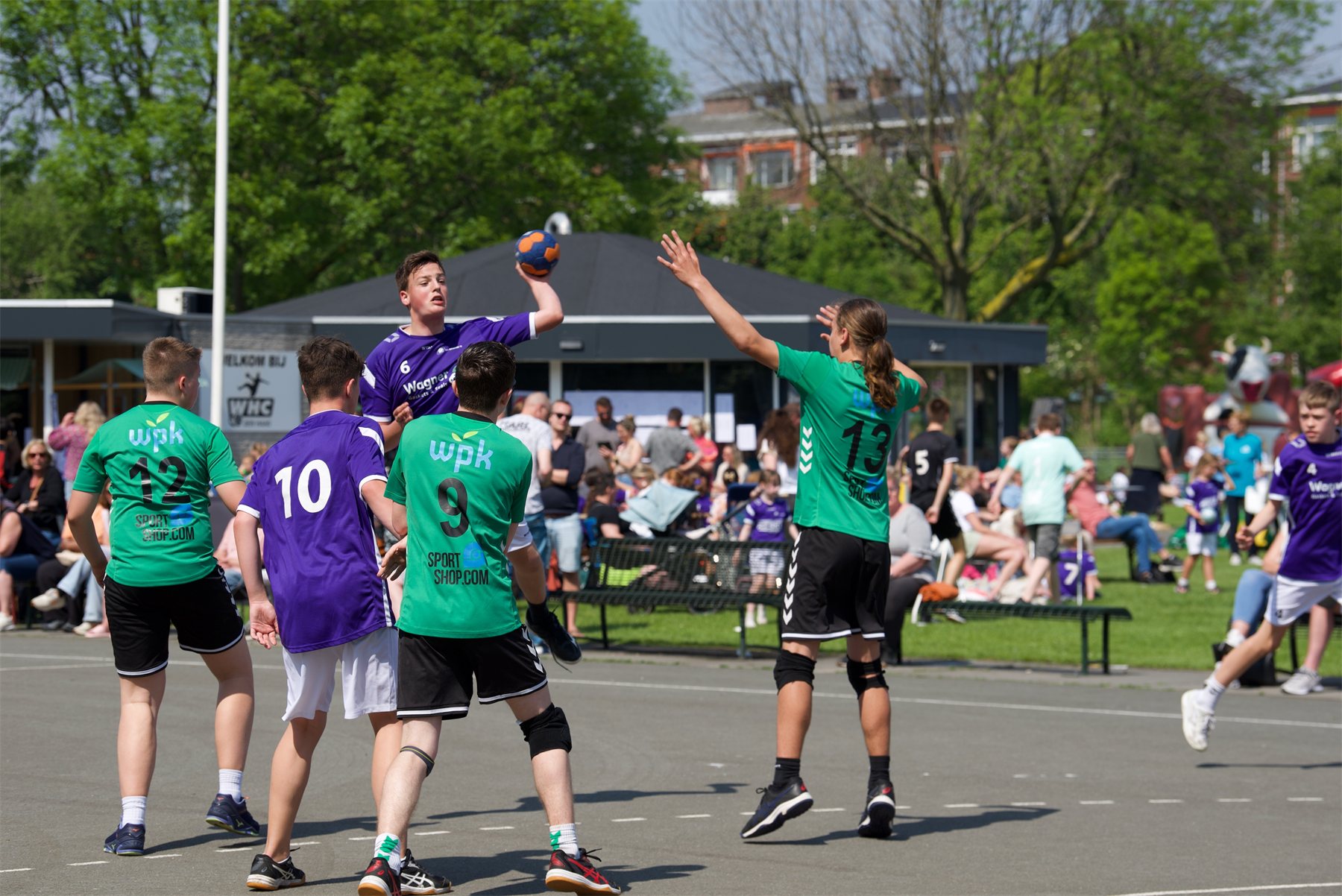 Saturnus ’72 speelt een handbalwedstrijd