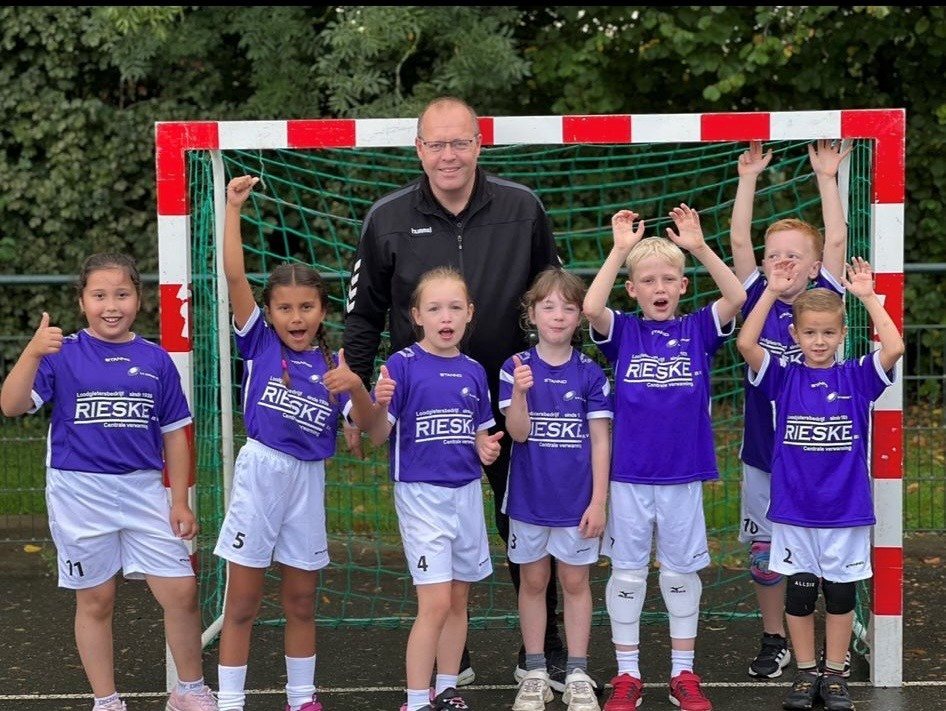 Saturnus-jeugdteam met trainer voor het doel